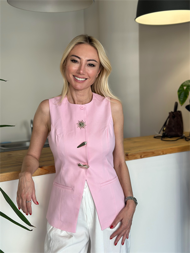 Broşlu Pembe Yelek