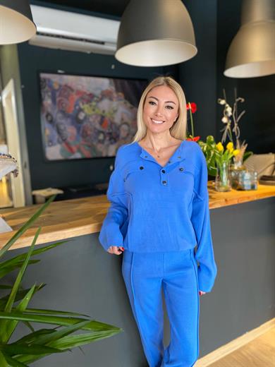 Mavi Düğme Detaylı. Triko Takım