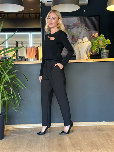 Ön Detaylı Siyah Triko