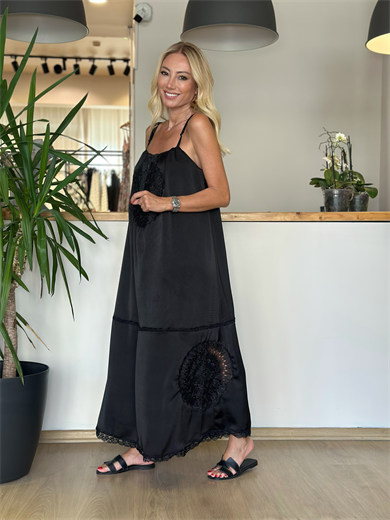 Saten Siyah Nakış Desenli Elbise Askı0037