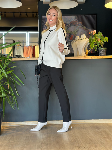 Siyah Çizgi Detaylı Ekru Triko