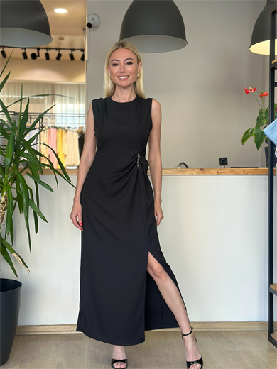 Siyah Yırtmaçlı Elbise