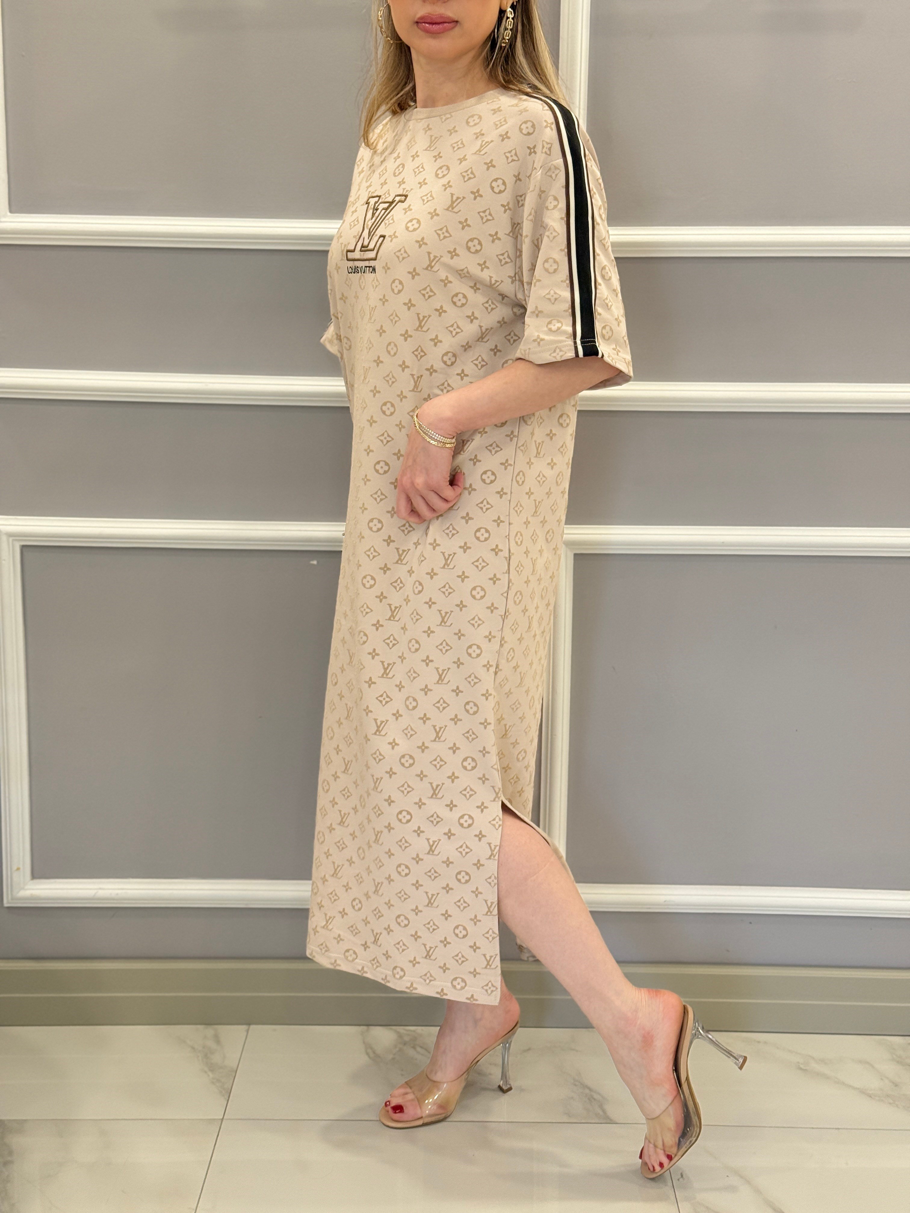 LN Premium Boyu 116cm Yandan Tek Yırtmaçlı Kendinden Desenli Oversize Vizon Elbise 