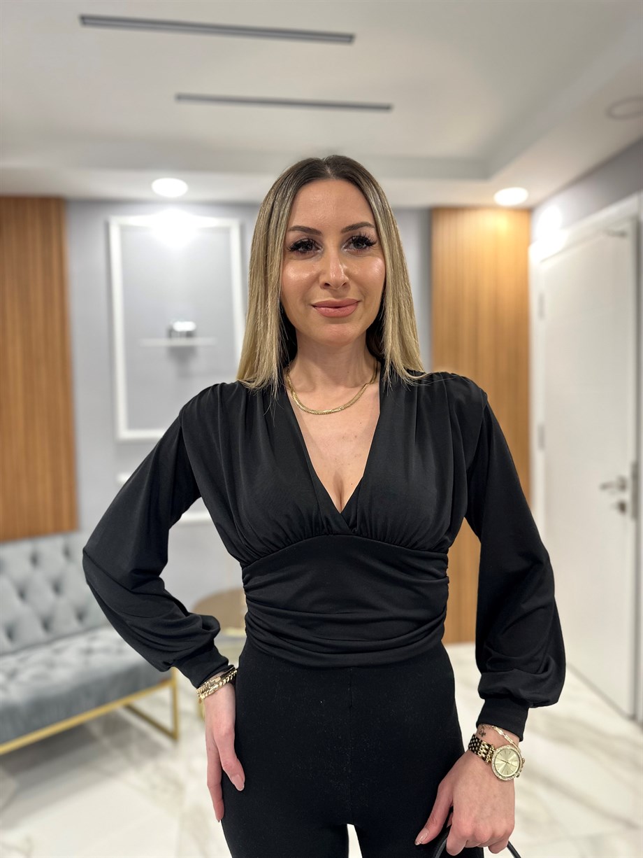Omuzları Büzgülü Siyah Bluz