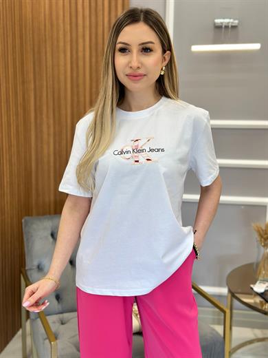 CN Renkli Yazılı Nakış Detaylı Beyaz Tişört