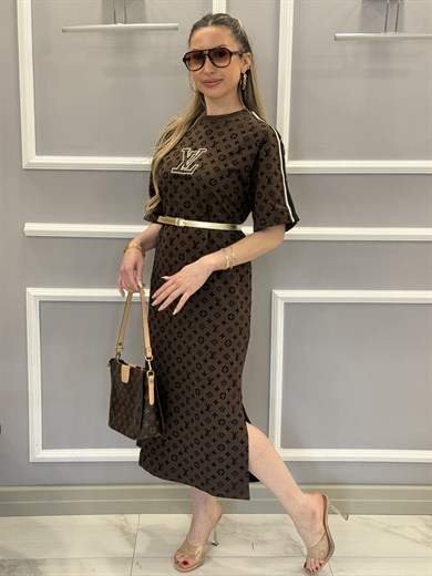 LN Premium Boyu 116cm Yandan Tek Yırtmaçlı Kendinden Desenli Oversize Kahverengi Elbise