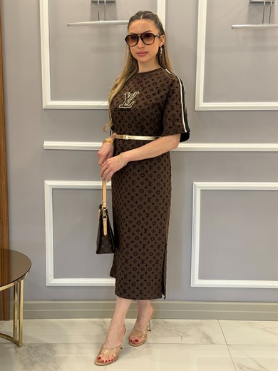LN Premium Boyu 116cm Yandan Tek Yırtmaçlı Kendinden Desenli Oversize Kahverengi Elbise