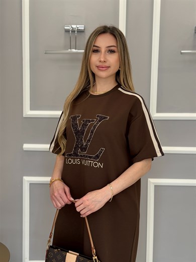 LN Premium Yazı Detaylı  Boyu 116cm Yandan Tek Yırtmaçlı Elbise Kahverengi