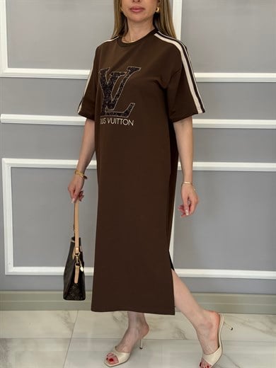 LN Premium Yazı Detaylı  Boyu 116cm Yandan Tek Yırtmaçlı Elbise Kahverengi