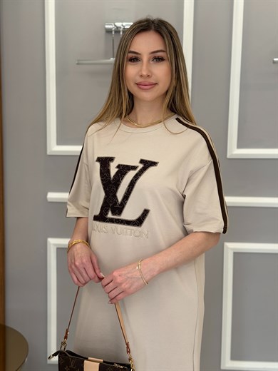 LN Premium Yazı Detaylı  Boyu 116cm Yandan Tek Yırtmaçlı Elbise Vizon