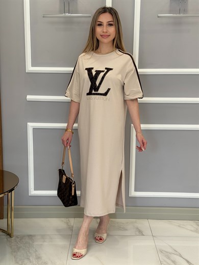 LN Premium Yazı Detaylı  Boyu 116cm Yandan Tek Yırtmaçlı Elbise Vizon