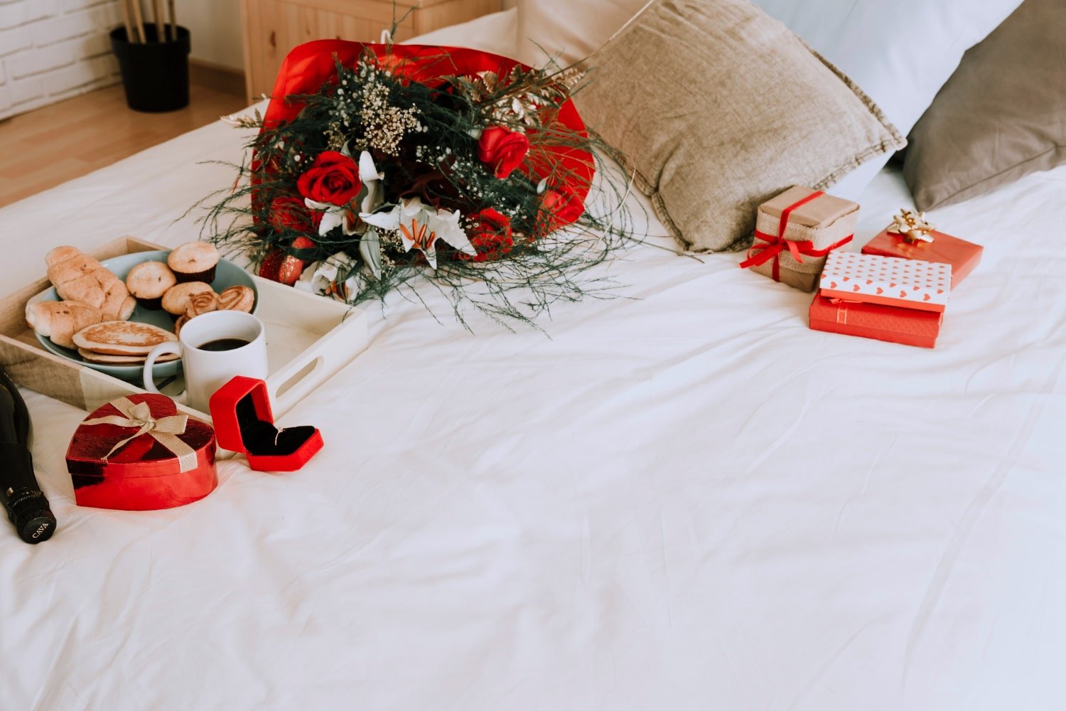 Romantik Bir Yatak Odasına Sahip Olmanız İçin Yapmanız Gerekenler