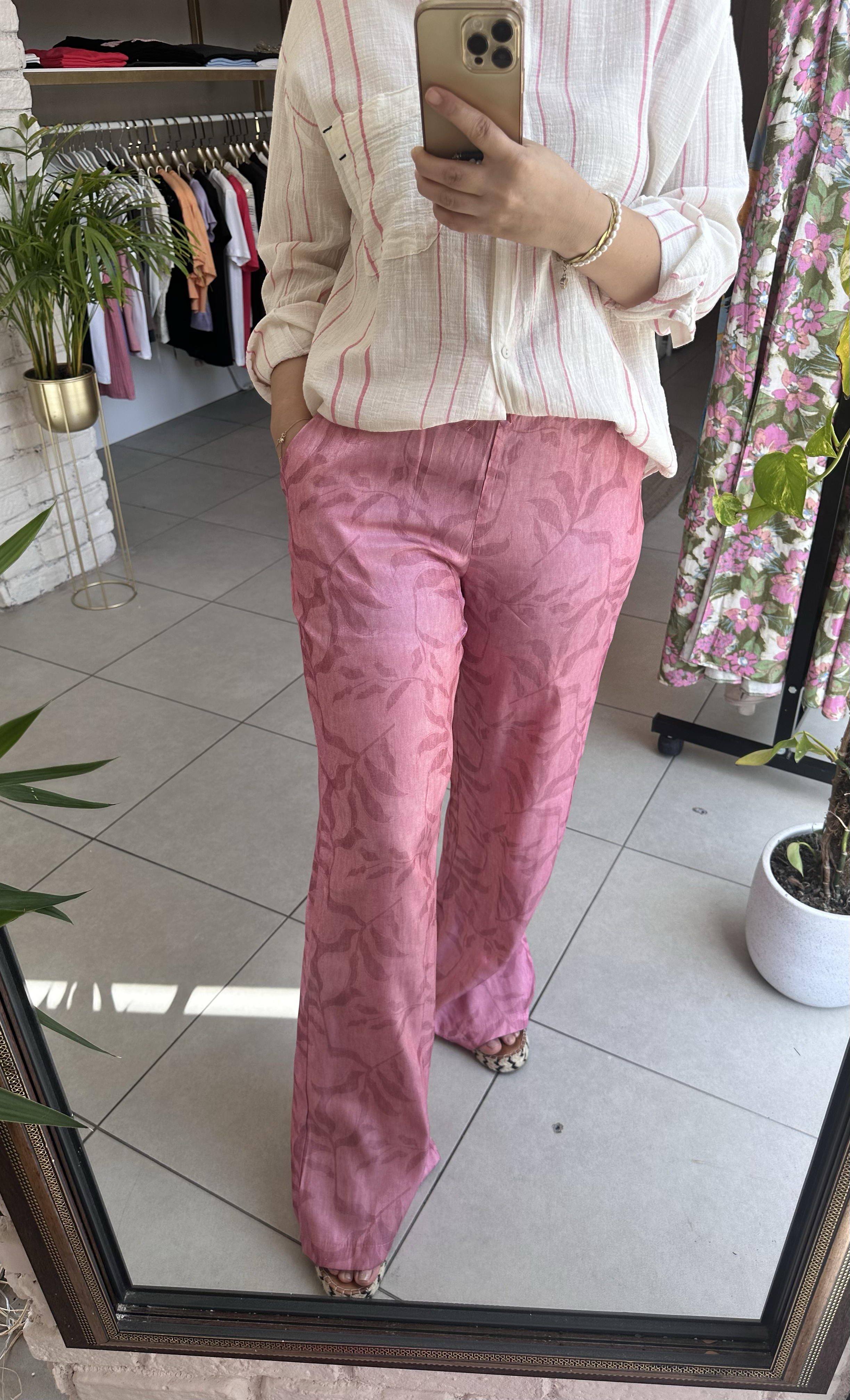 Beli Lastikli Pembe Desenli Saten Pantolon
