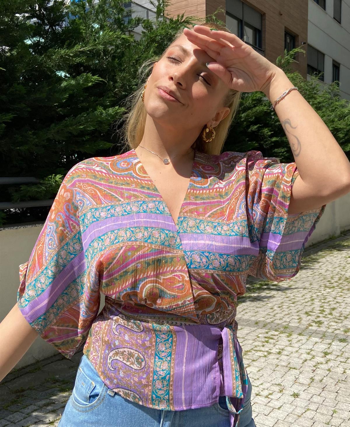 Kruvaze Yaka Yandan Bağlamalı Etnik Desen Bluz