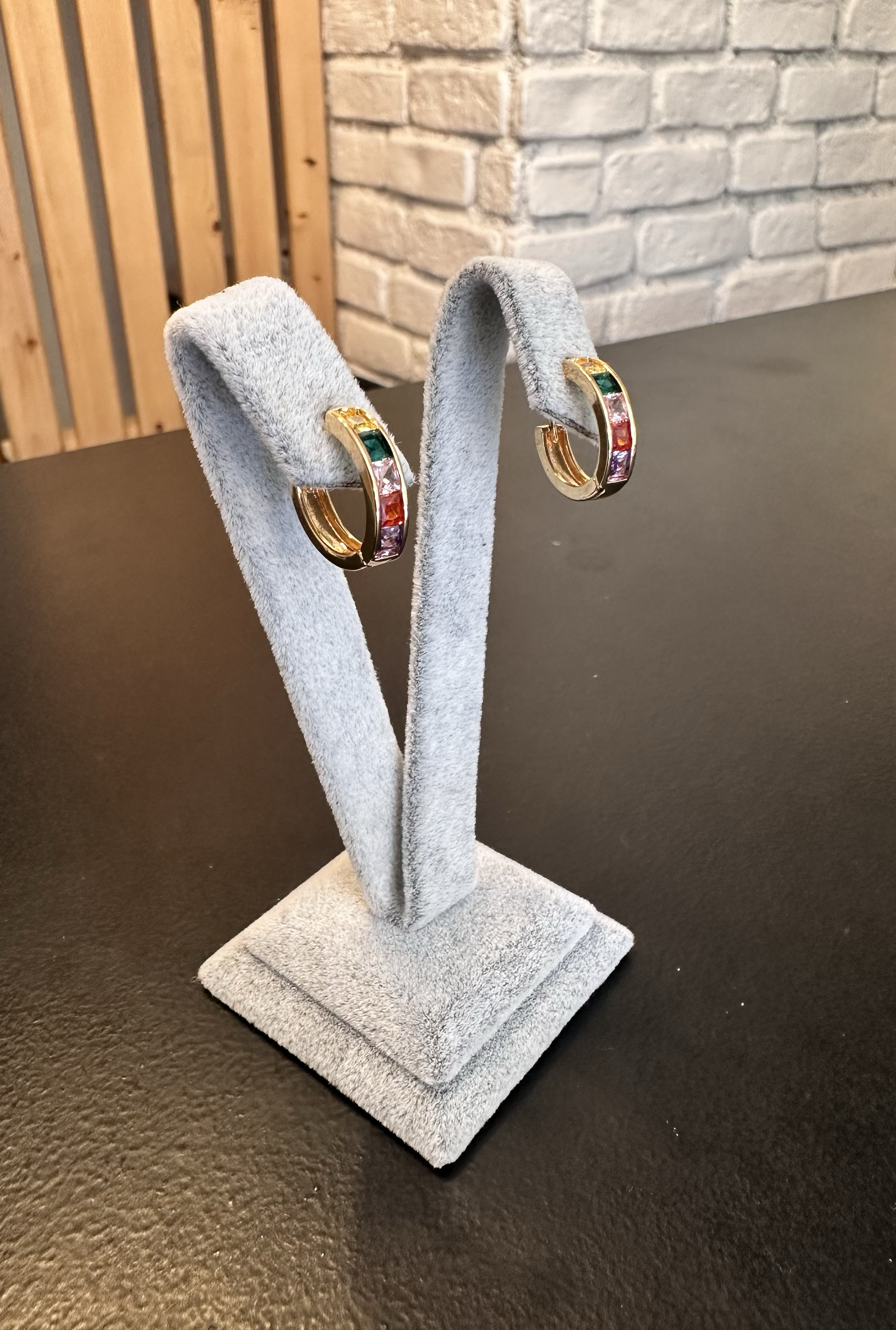 Renkli Taşlı Gold Renk Halka Küpe