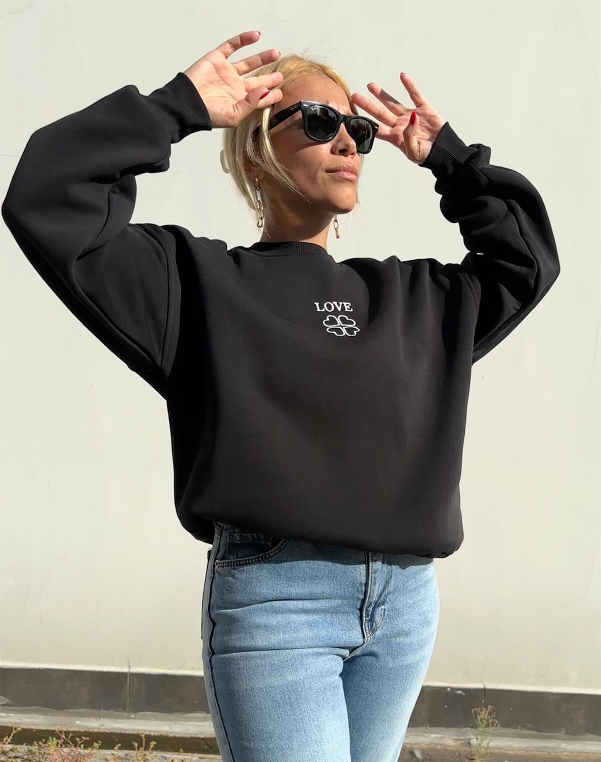 Bisiklet Yaka Love Nakışlı Siyah Sweatshirt