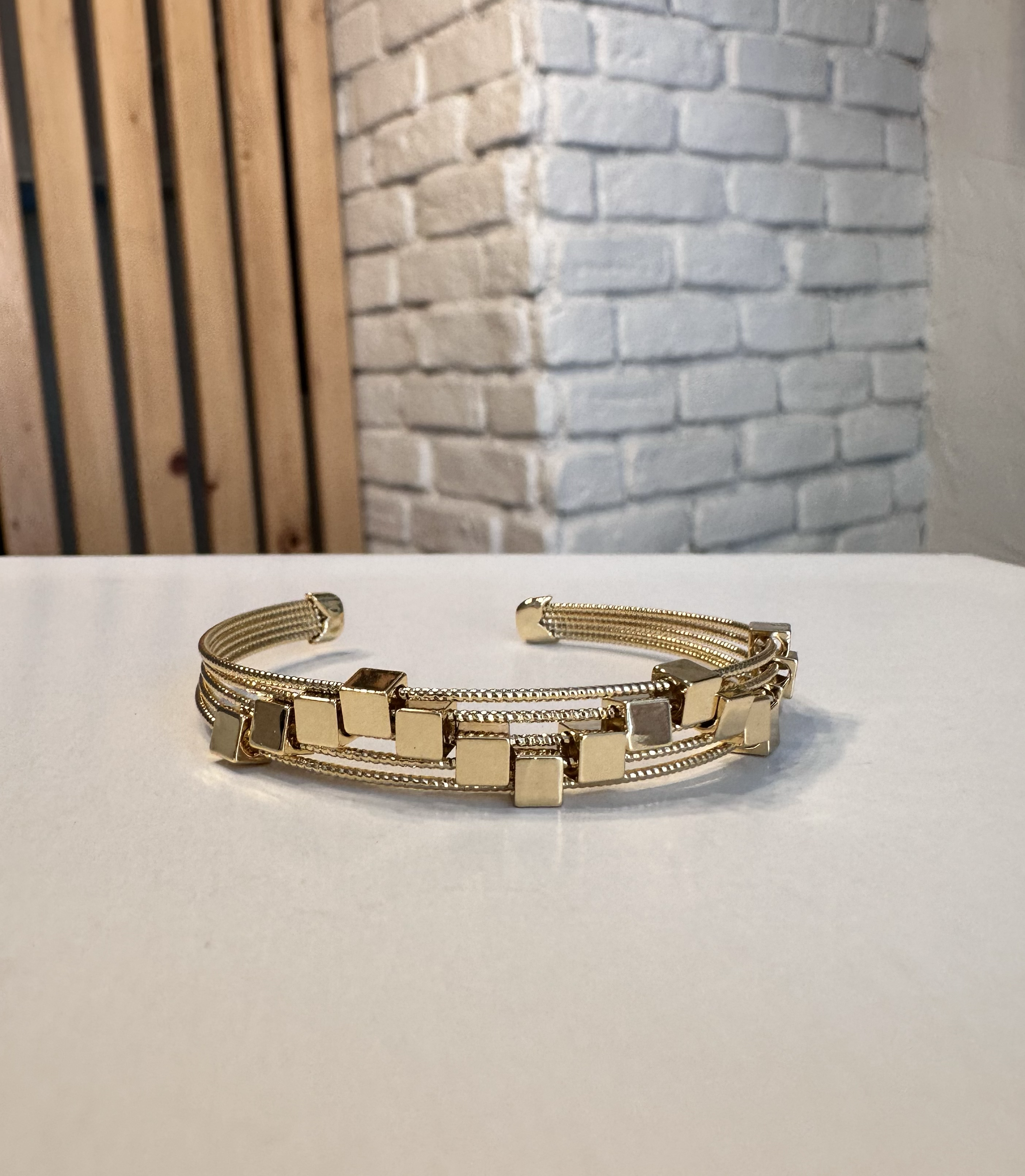 Çelik Gold Küp Detaylı Kelepçe Bileklik