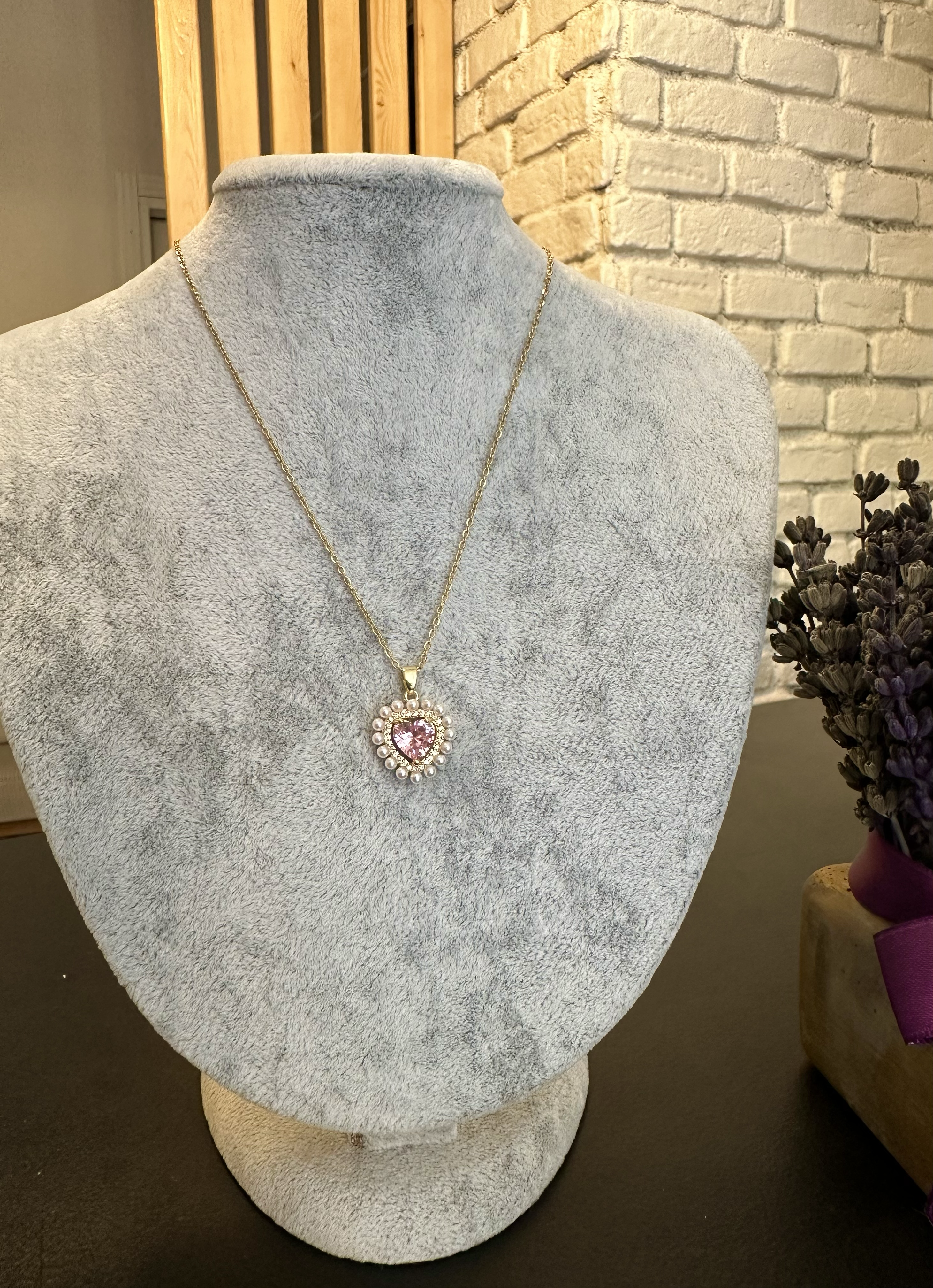 Çelik Gold Rengi İnci Detaylı Pembe Taşlı Kolye