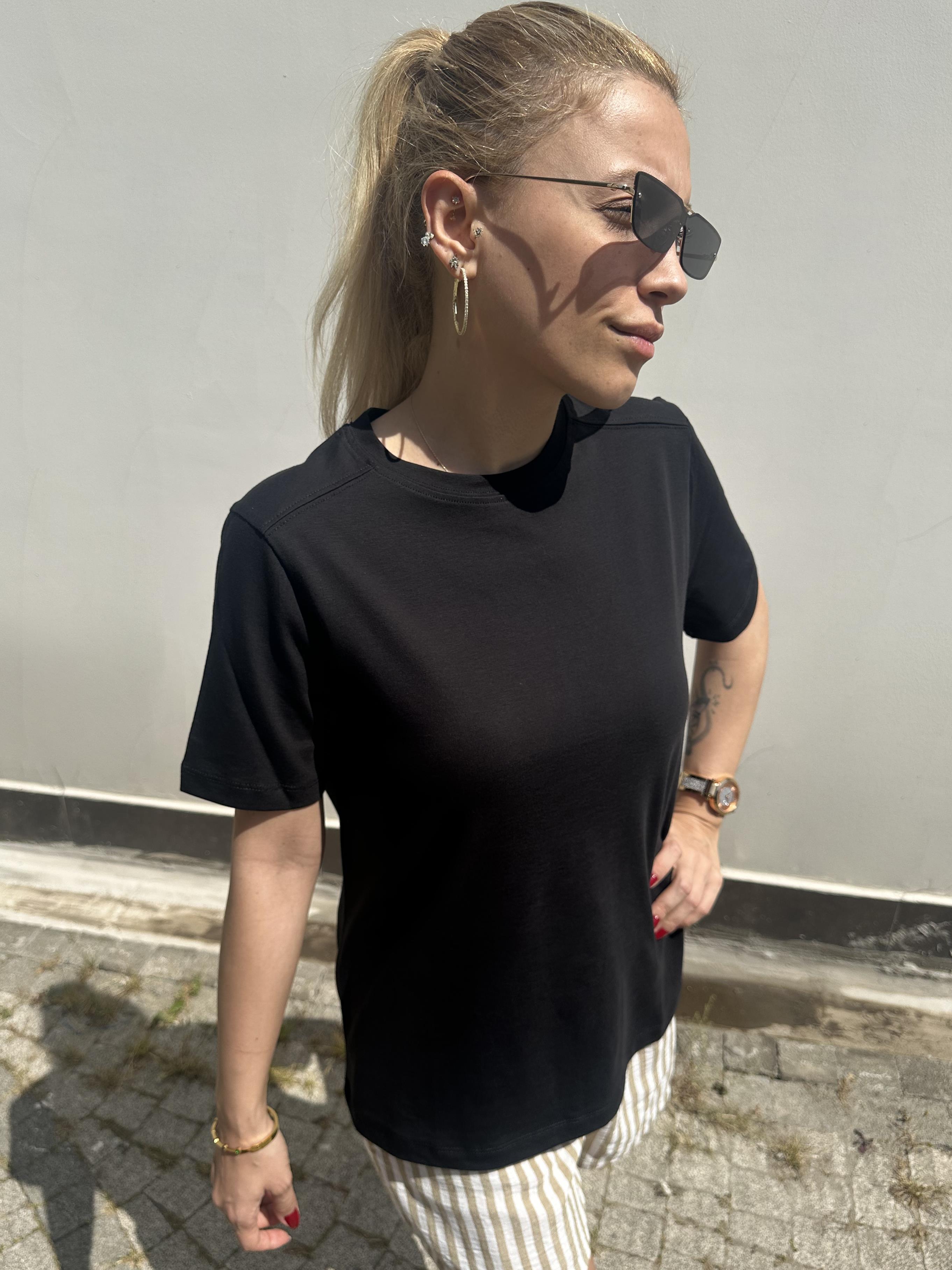 Siyah Renk Bisiklet Yaka Pamuk Tişört