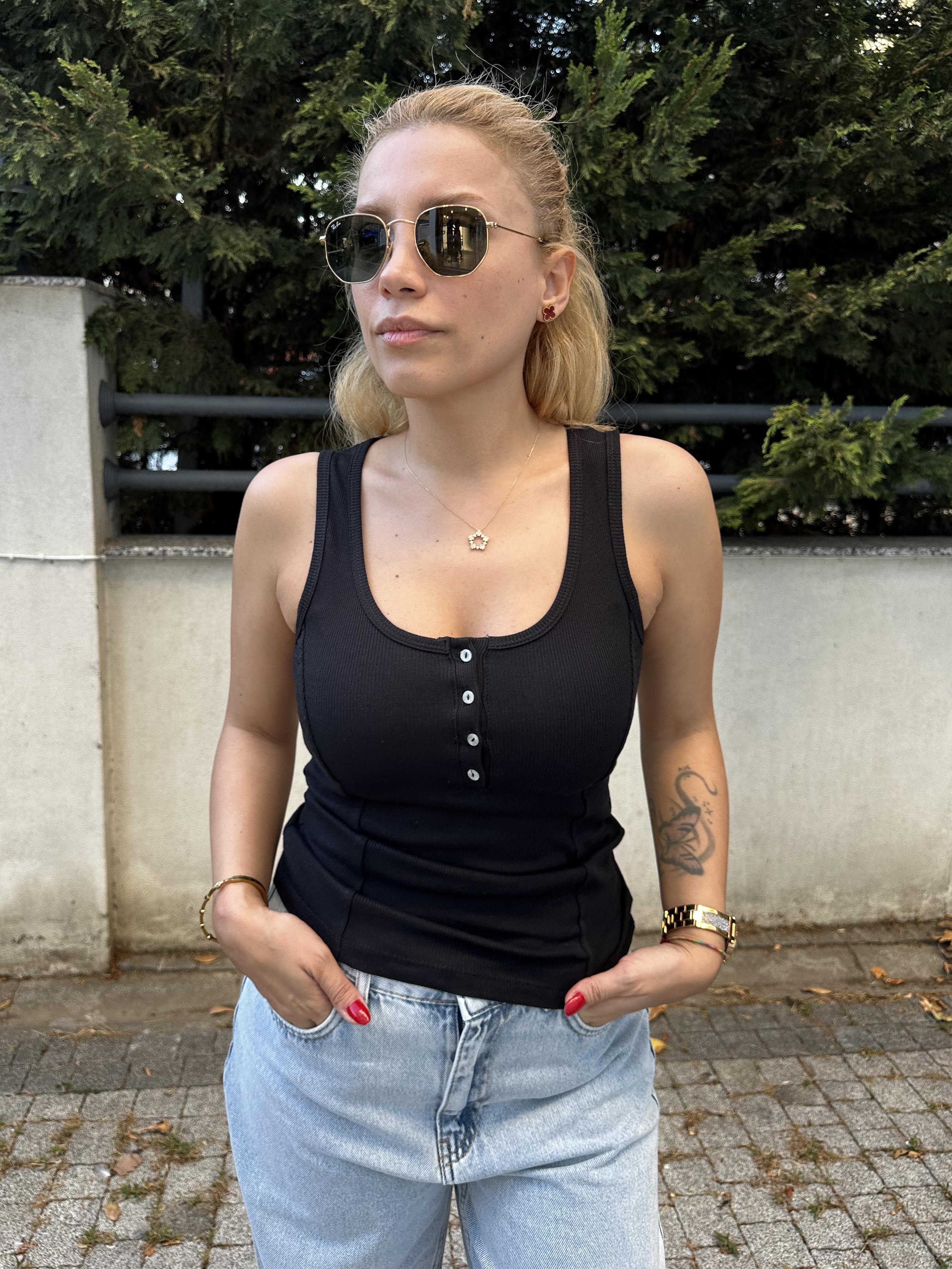 Siyah Renk Önü Düğmeli Fitilli Atlet