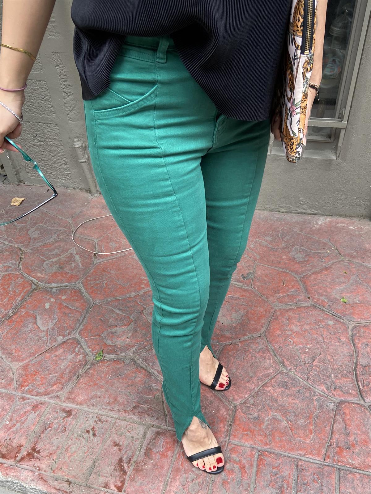 Yeşil Paçası Yırtmaçlı Jeans