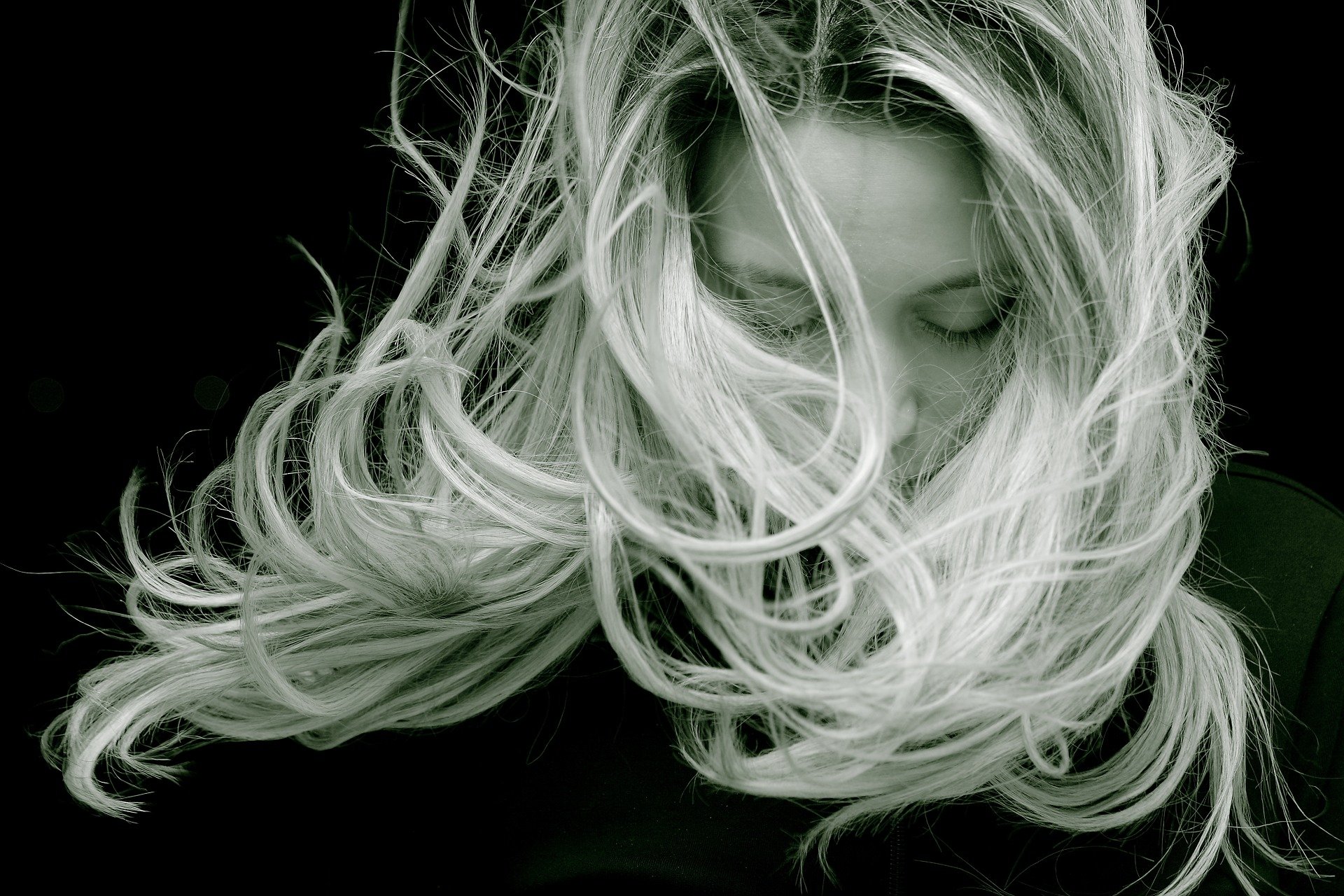 The Way to Make the Face Look Slim with a Hairstyle