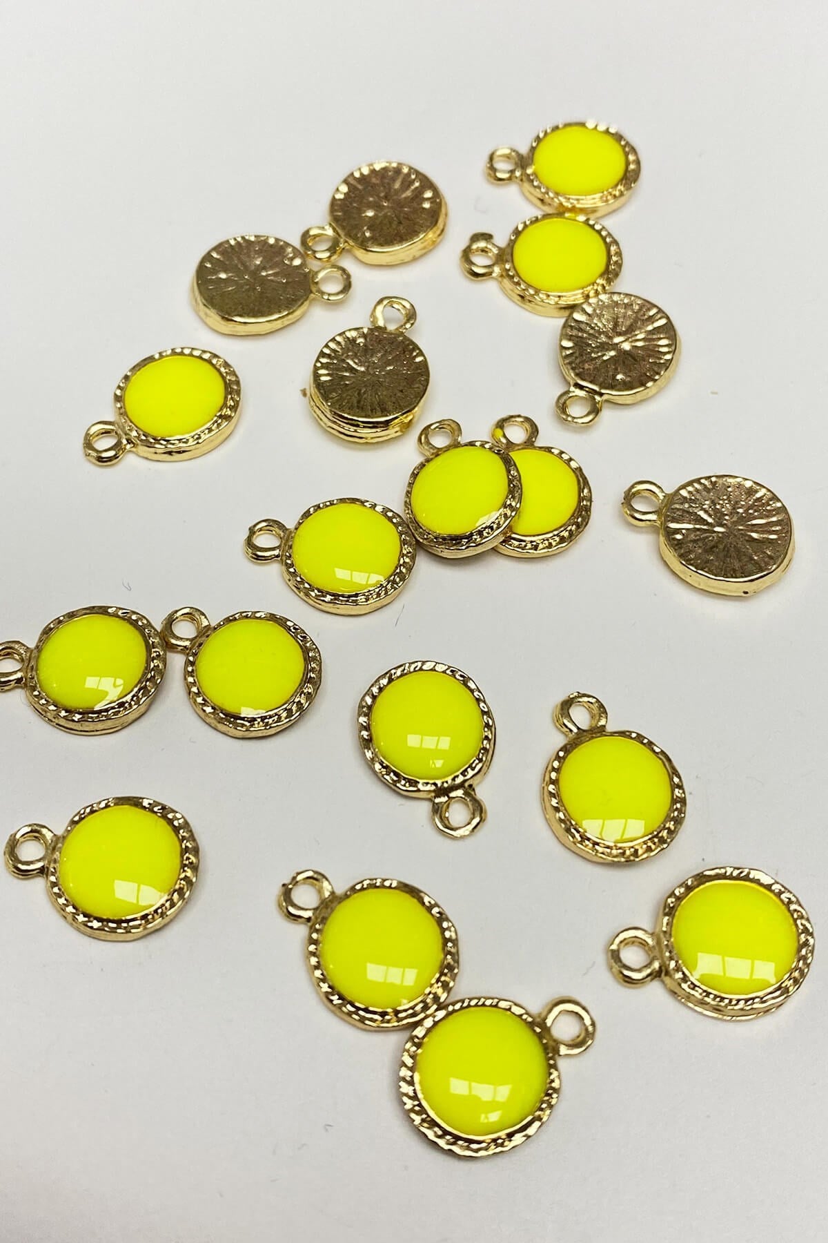 Neon Sarı Yuvarlak Mineli  Kolye Ucu 1 Adet