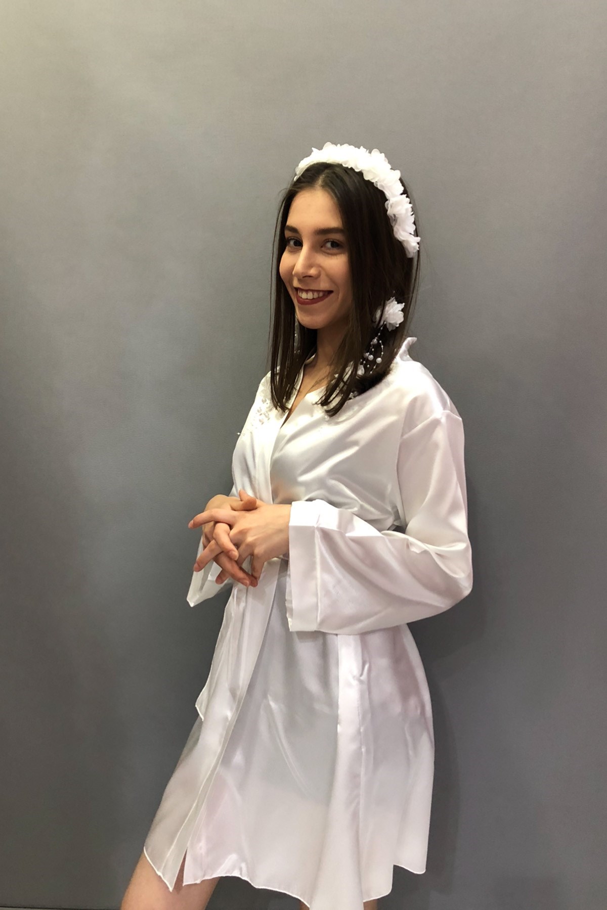 Beyaz Renk Saten Bride Sabahlık ve Çiçekli Taç