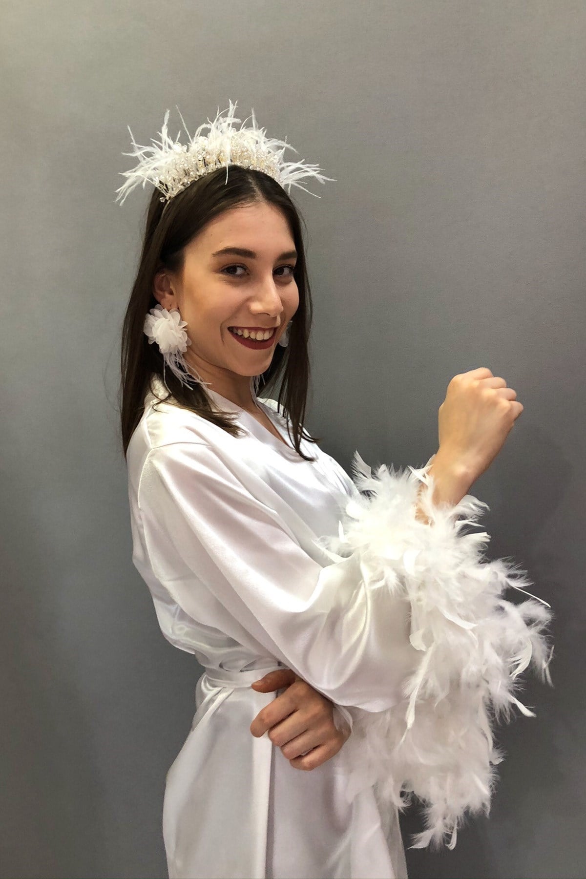 Beyaz Saten Tüylü Bride Sabahlık ve Tüylü Taç Küpe