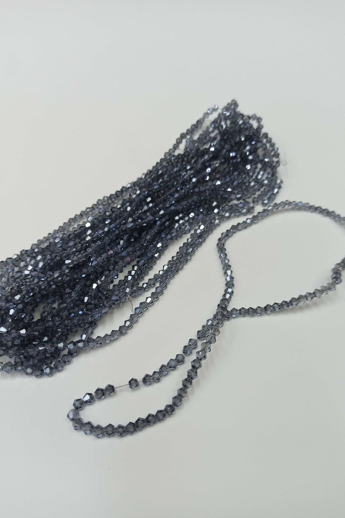 Gri Kristal Boncuk Piramit 4 mm