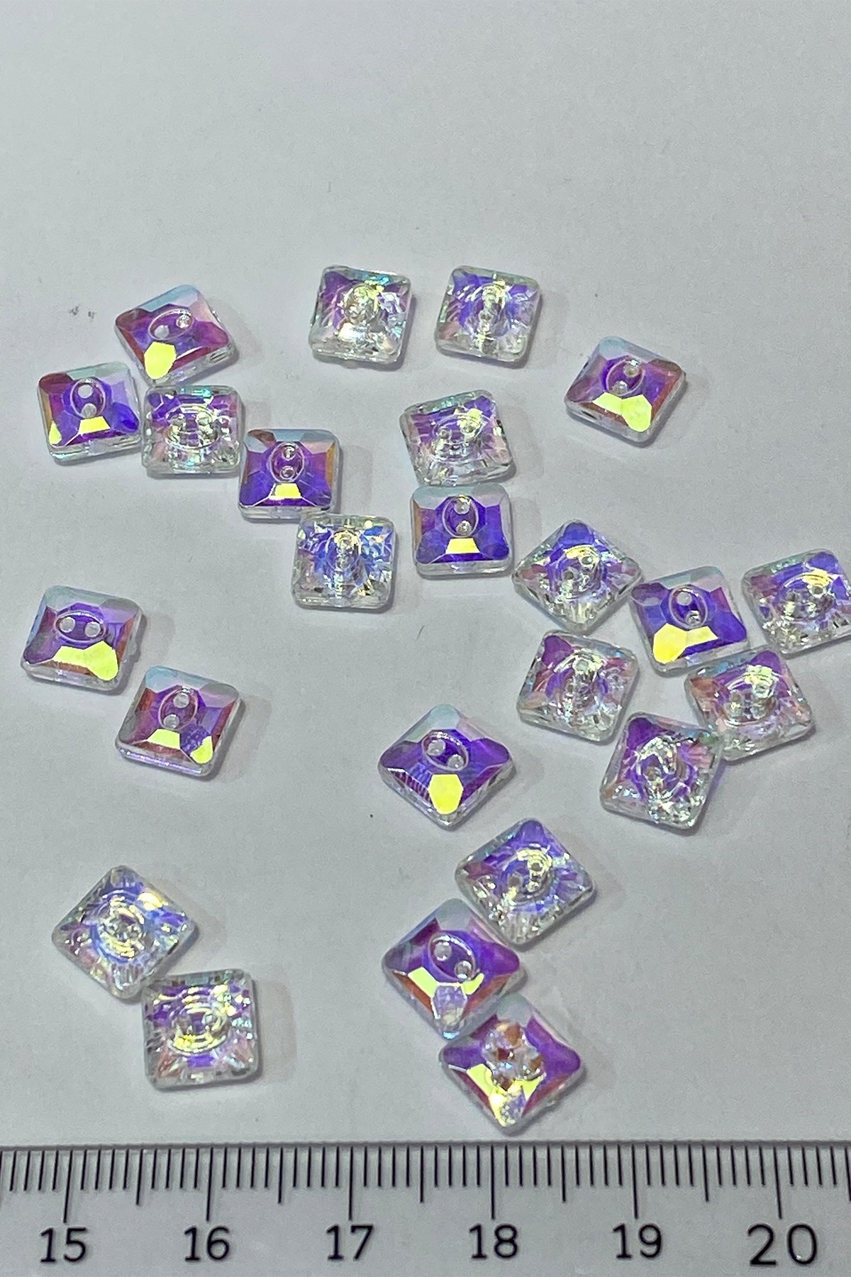 Janjanlı Küçük Kare Plastik Delikli Düğme 10 Adet
