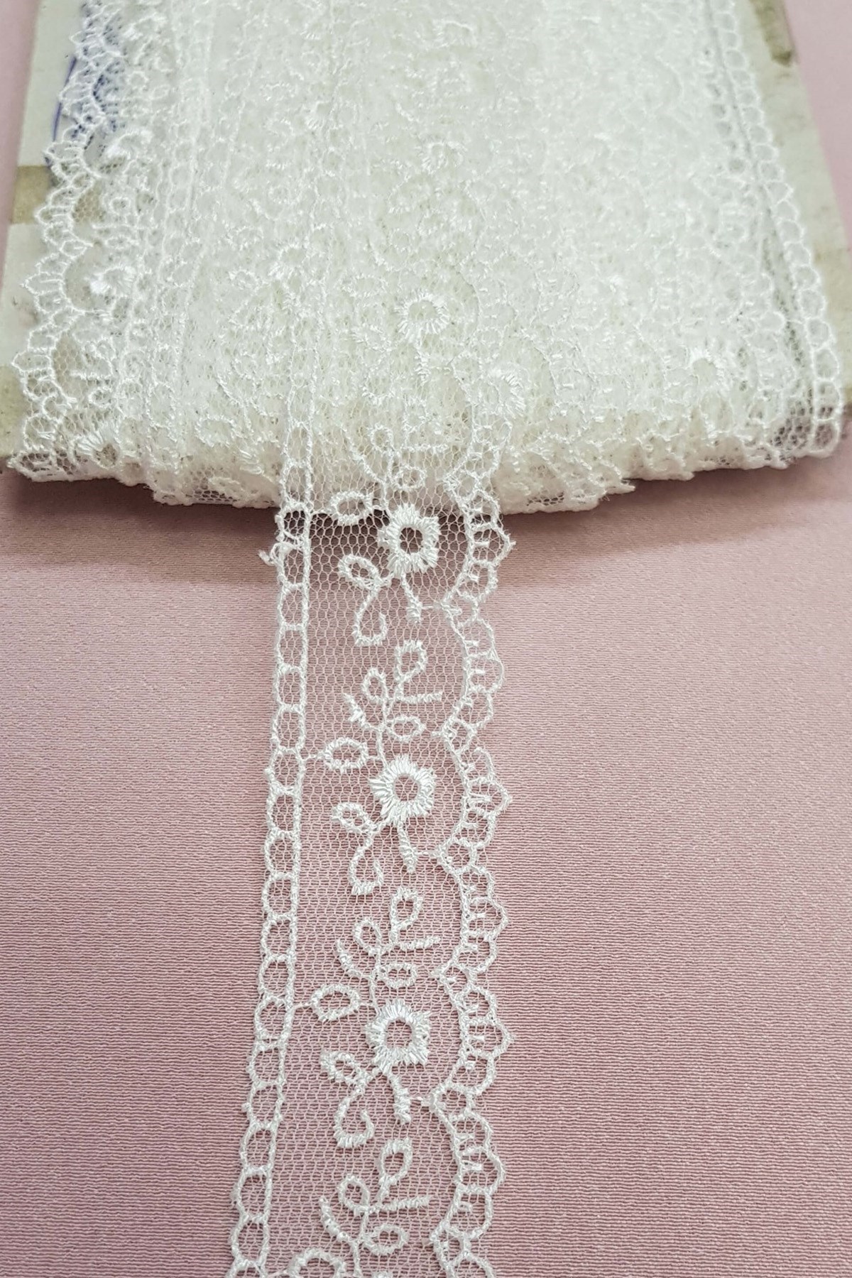 Kırık Beyaz Desenli Dantel Dar Şerit