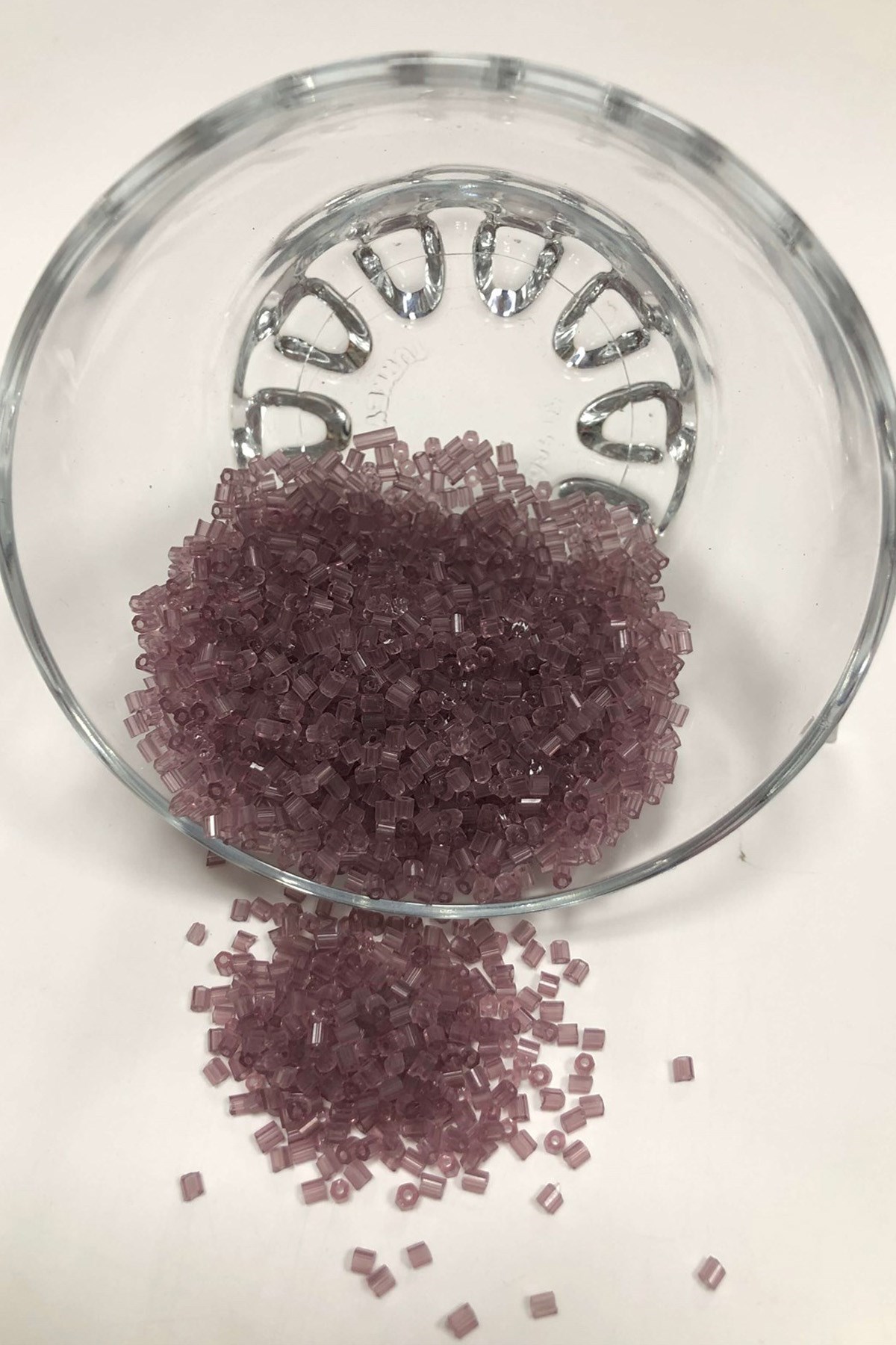 Mürdüm Rengi Şeffaflı Kesme Boncuk (2-2,5mm)