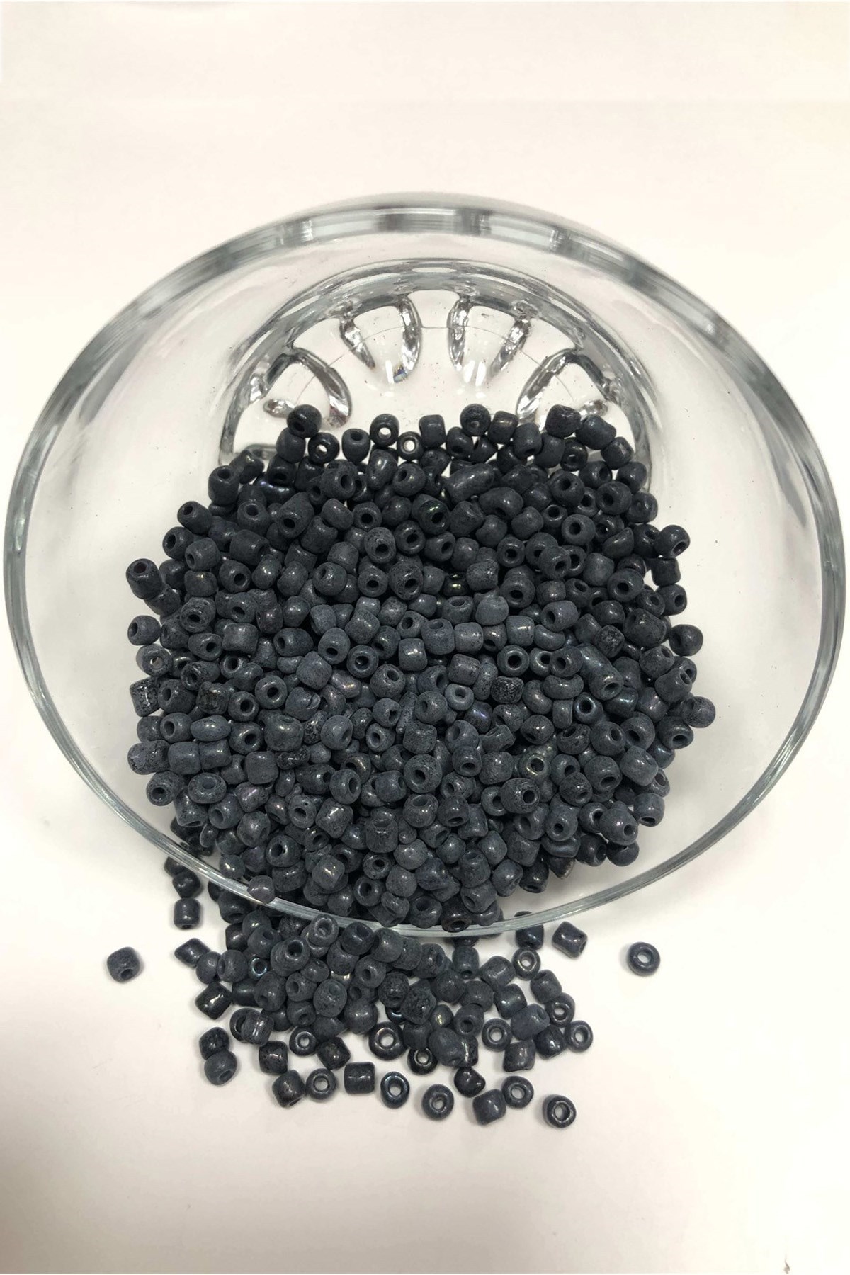 Orta Gri Kum Boncuk Orta Boy 4 mm 50 gr