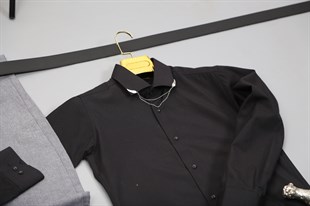Siyah Gömlek Kombin - Gri Pantolon