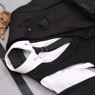 Siyah Takım Elbise Kombin - Beyaz Gömlek