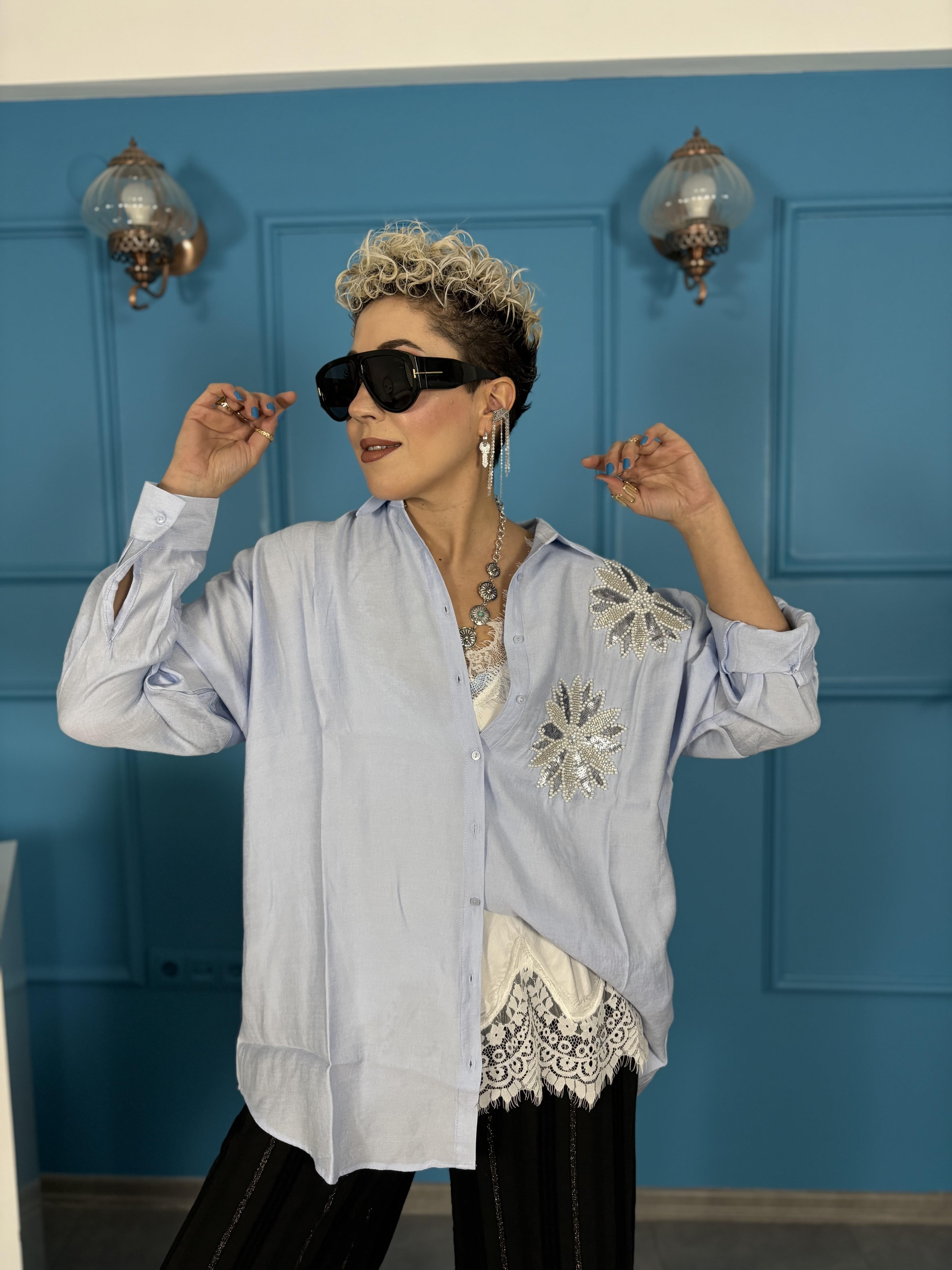 Boncuk Nakış Detaylı Oversize Mavi Gömlek