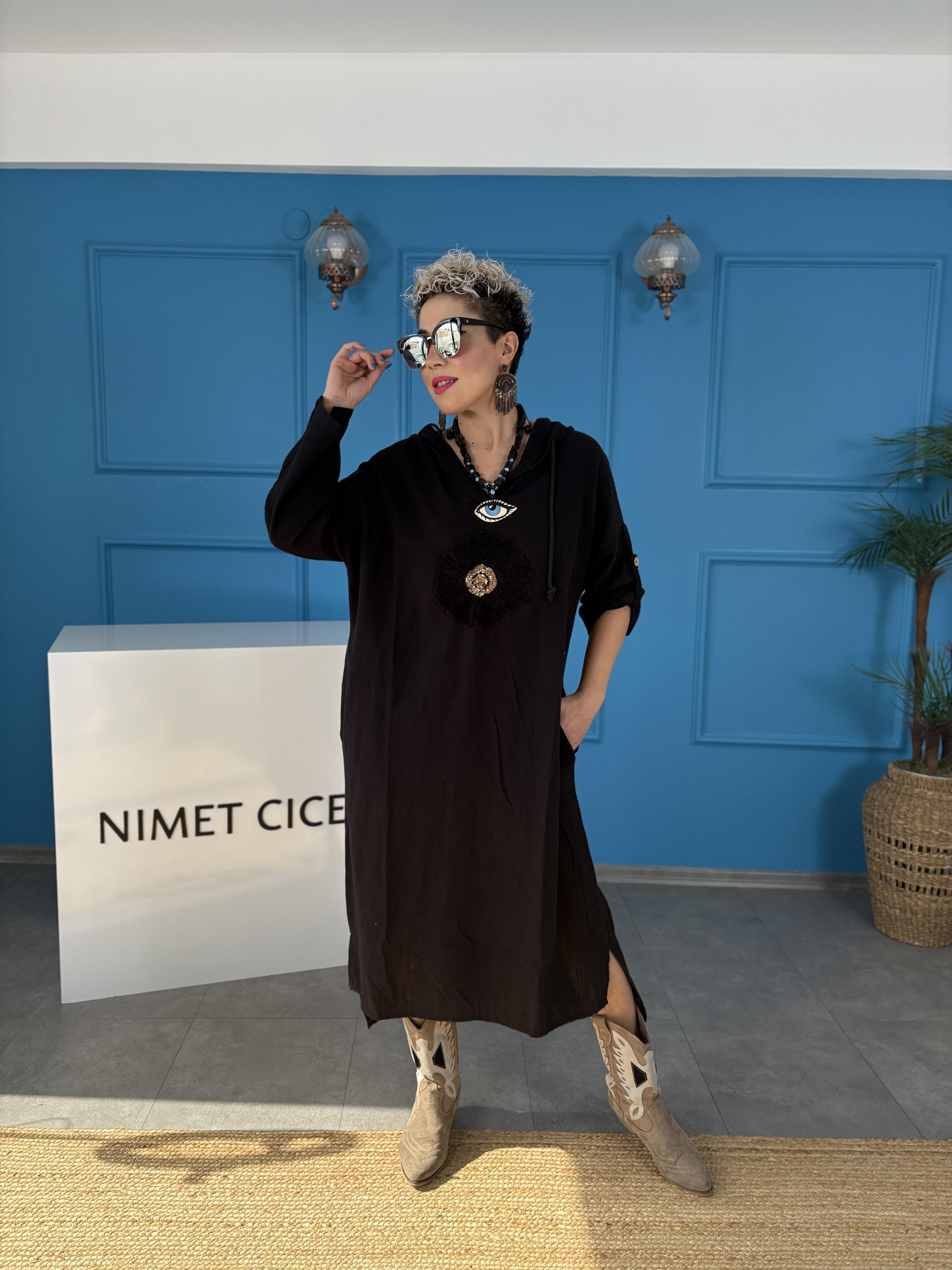 Çiçek Desenli Kapşonlu Siyah Elbise