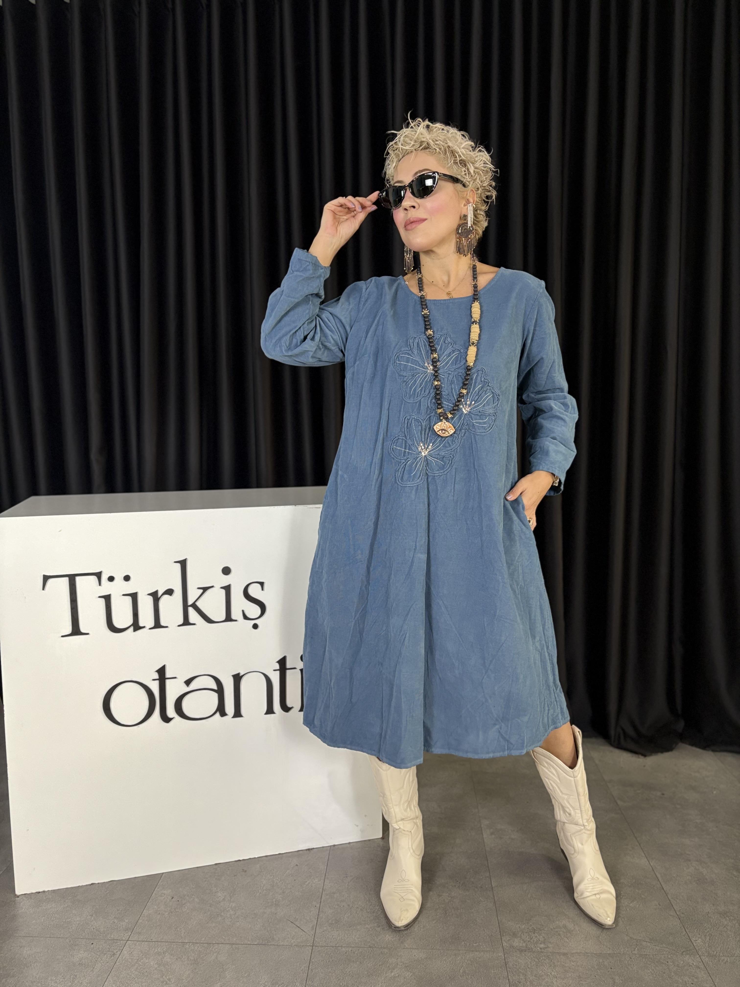 Çiçek Detaylı İtalyan Mavi Kadife Elbise