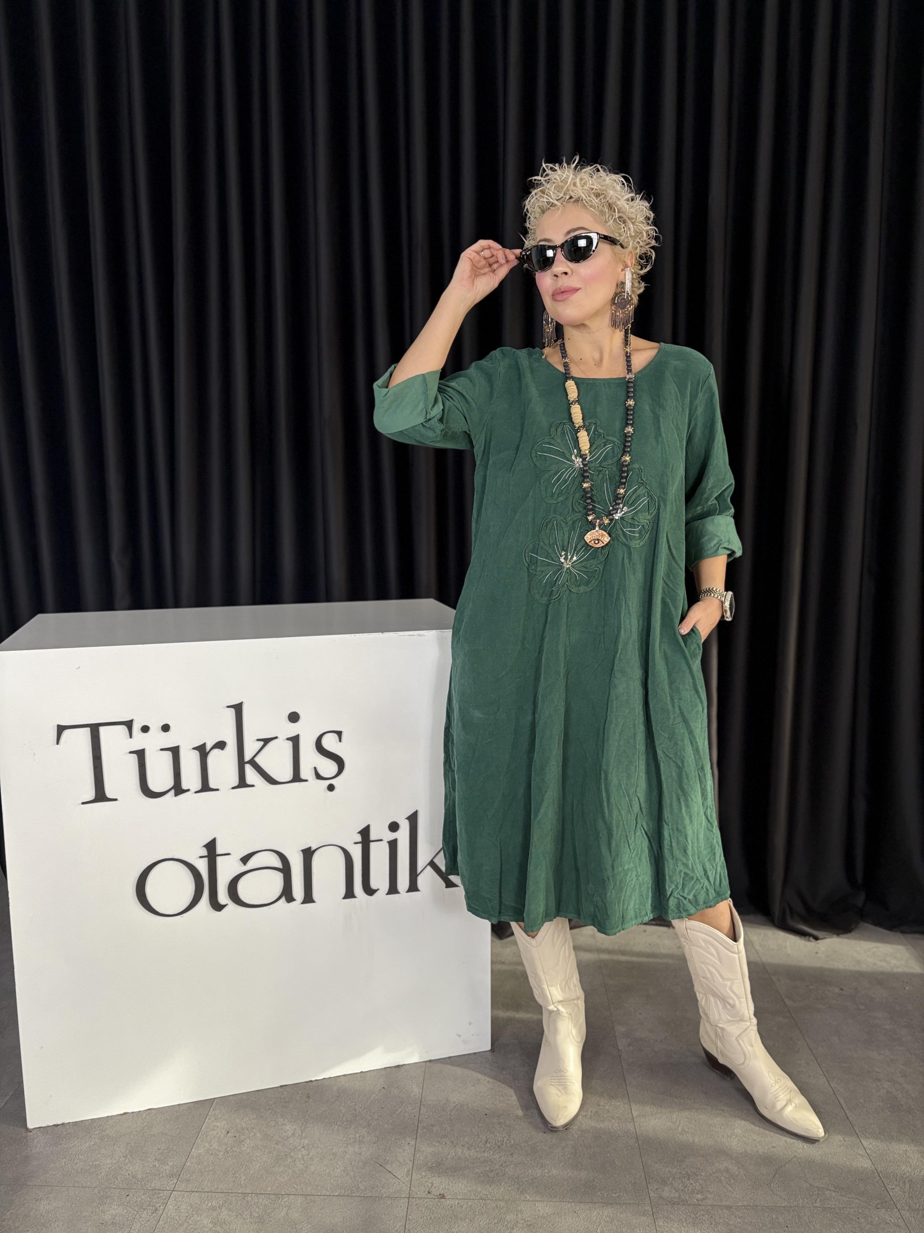 Çiçek Detaylı İtalyan Yeşil Kadife Elbise