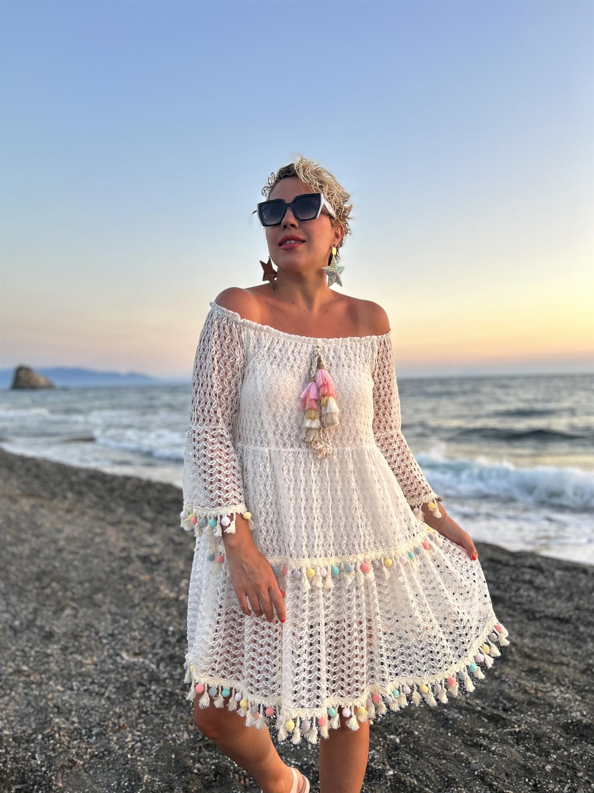 Güpür Detaylı İtalyan Madonna Yaka Elbise