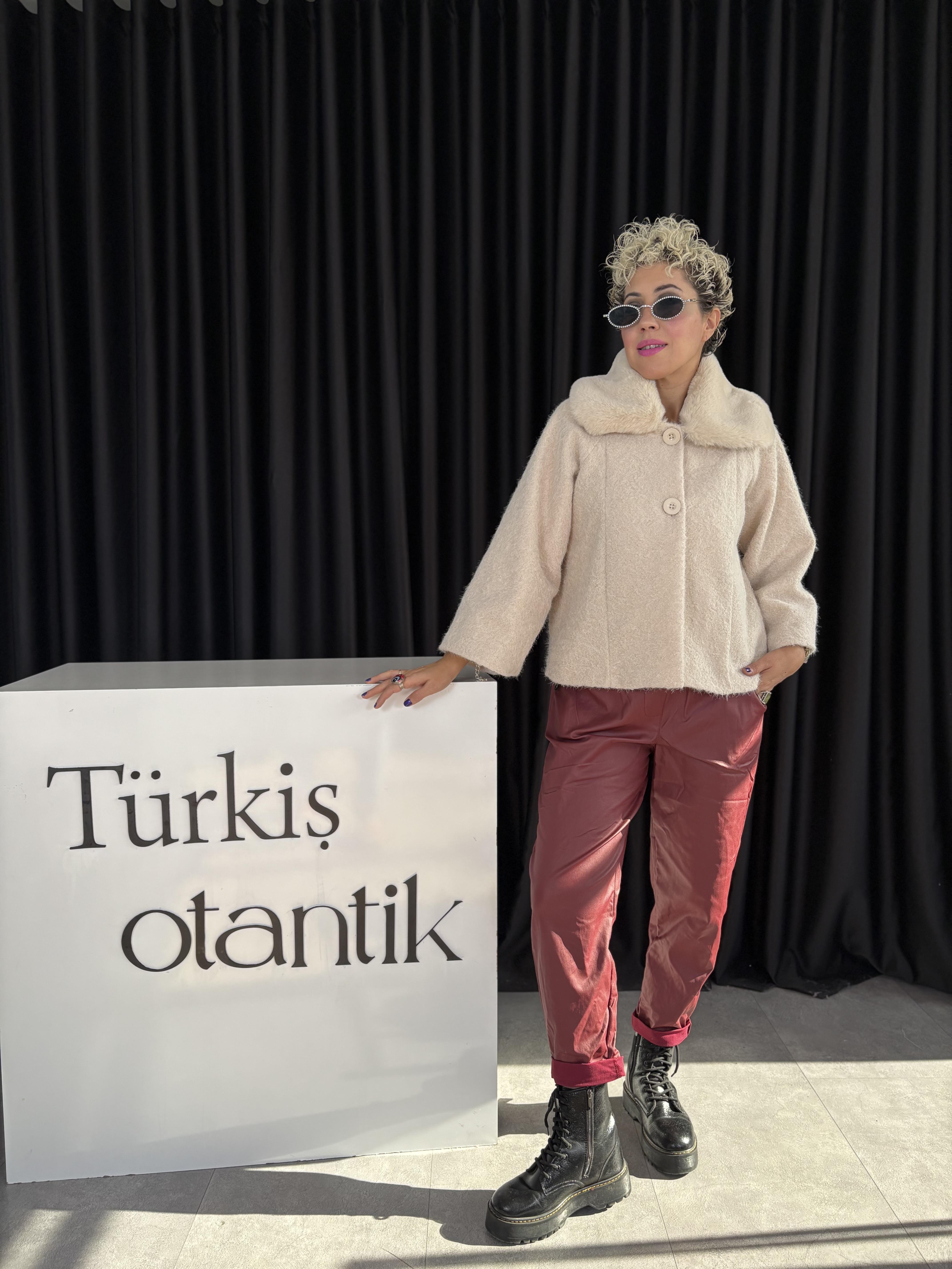 İtalyan Kürklü Kısa Beyaz Kaşe Kaban