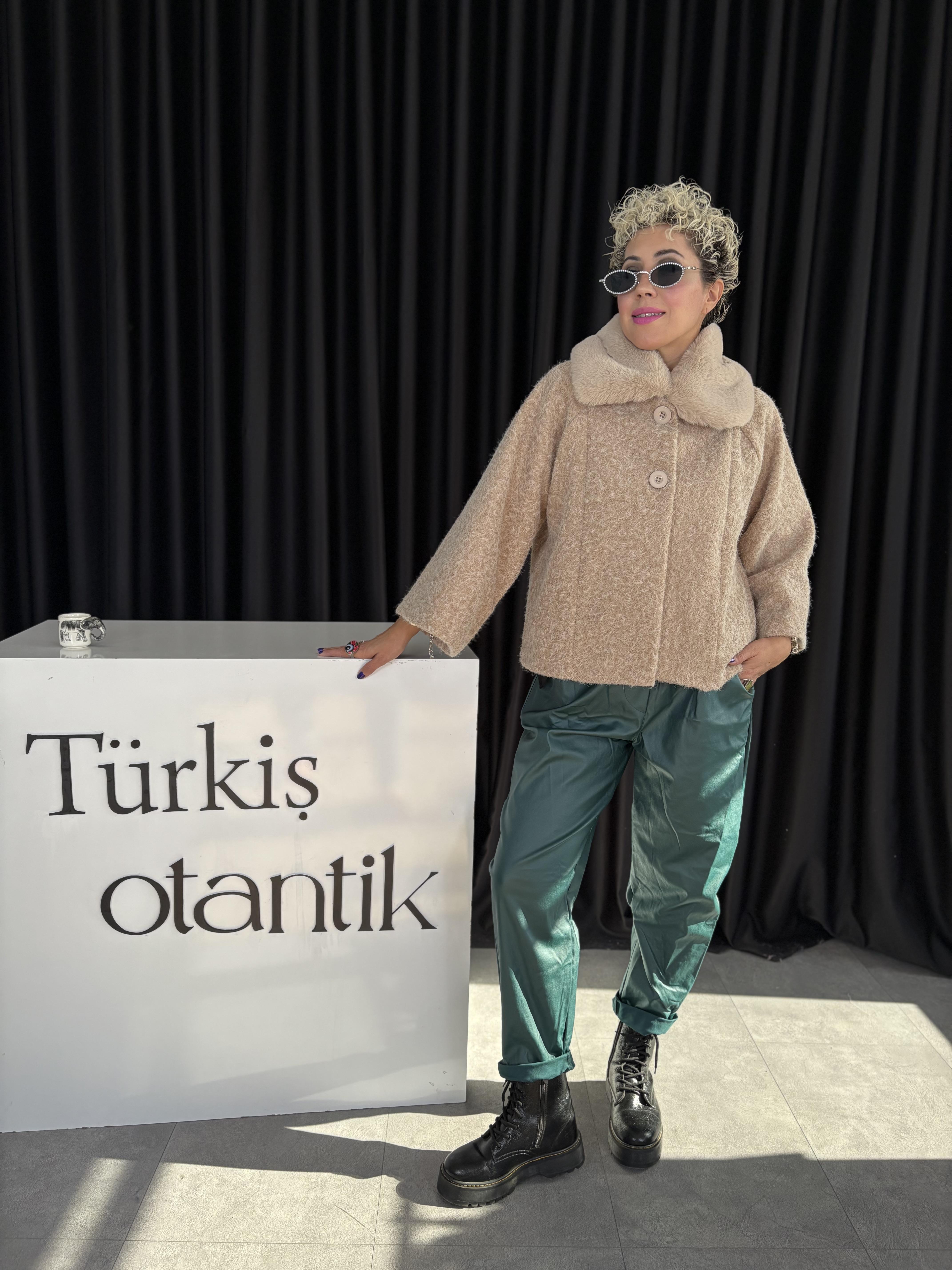 İtalyan Kürklü Kısa Krem Kaşe Kaban