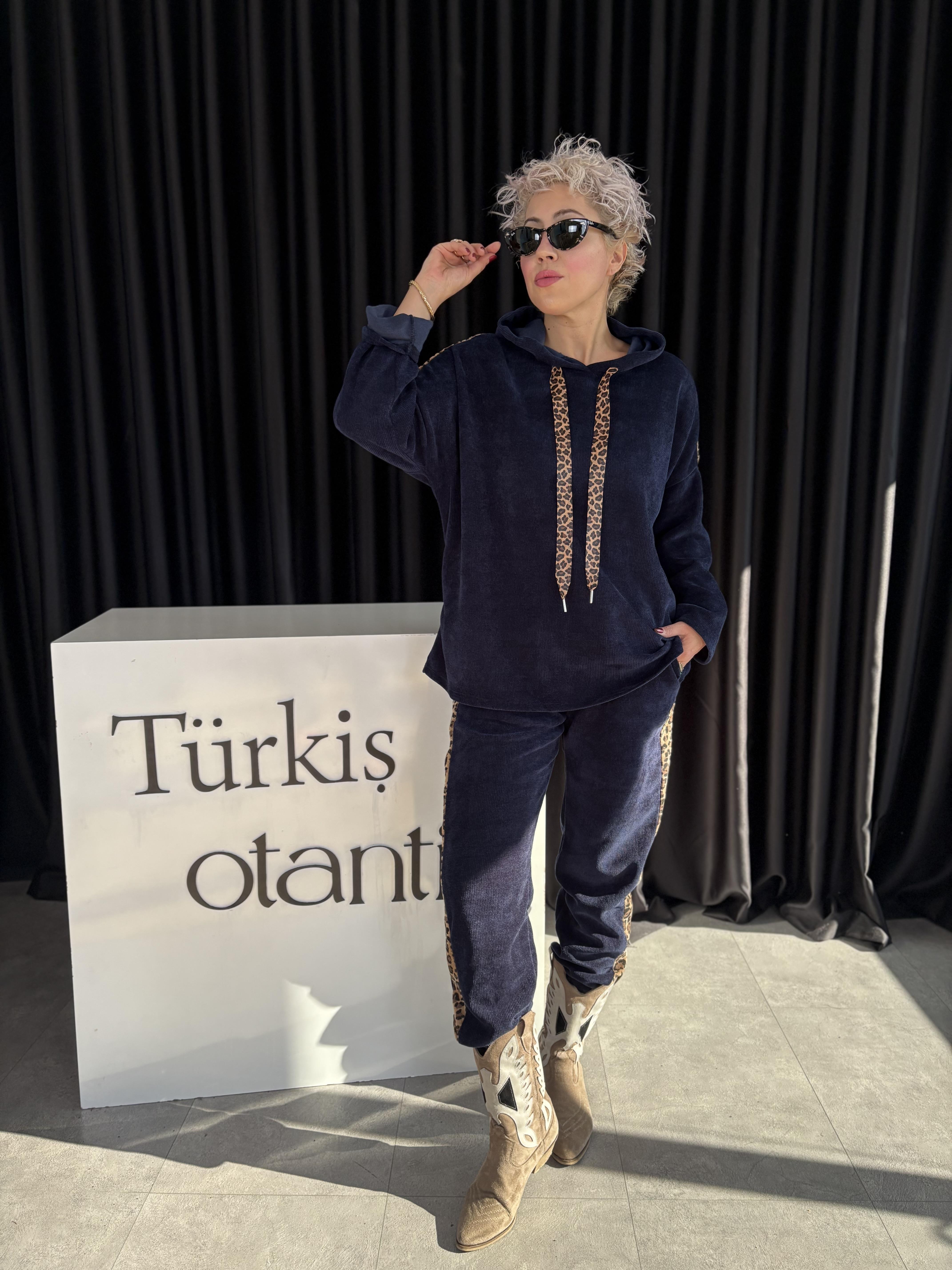 Kapşon ve Leopar Detaylı İtalyan Lacivert Kadife Takım