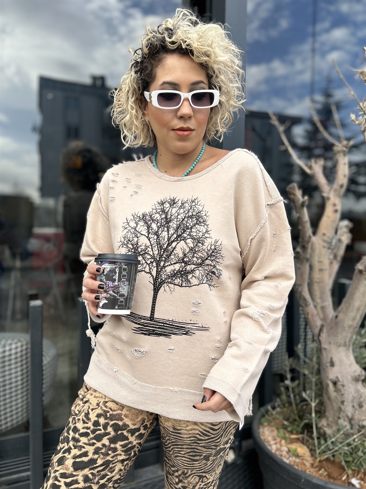 Bej Rengi Hayat Ağacı Desenli Yırtık Detaylı Sweatshirt