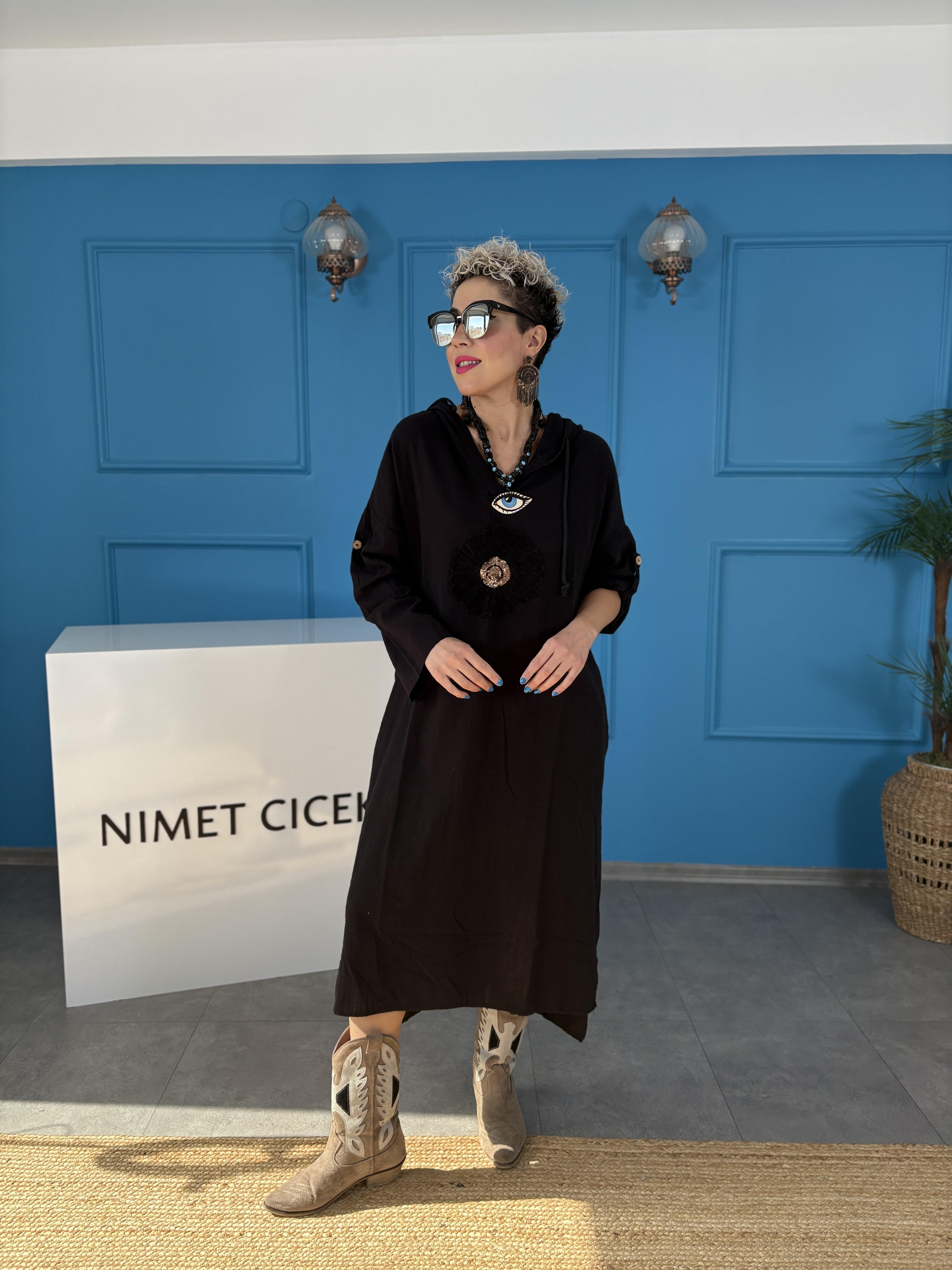 Çiçek Desenli Kapşonlu Siyah Elbise