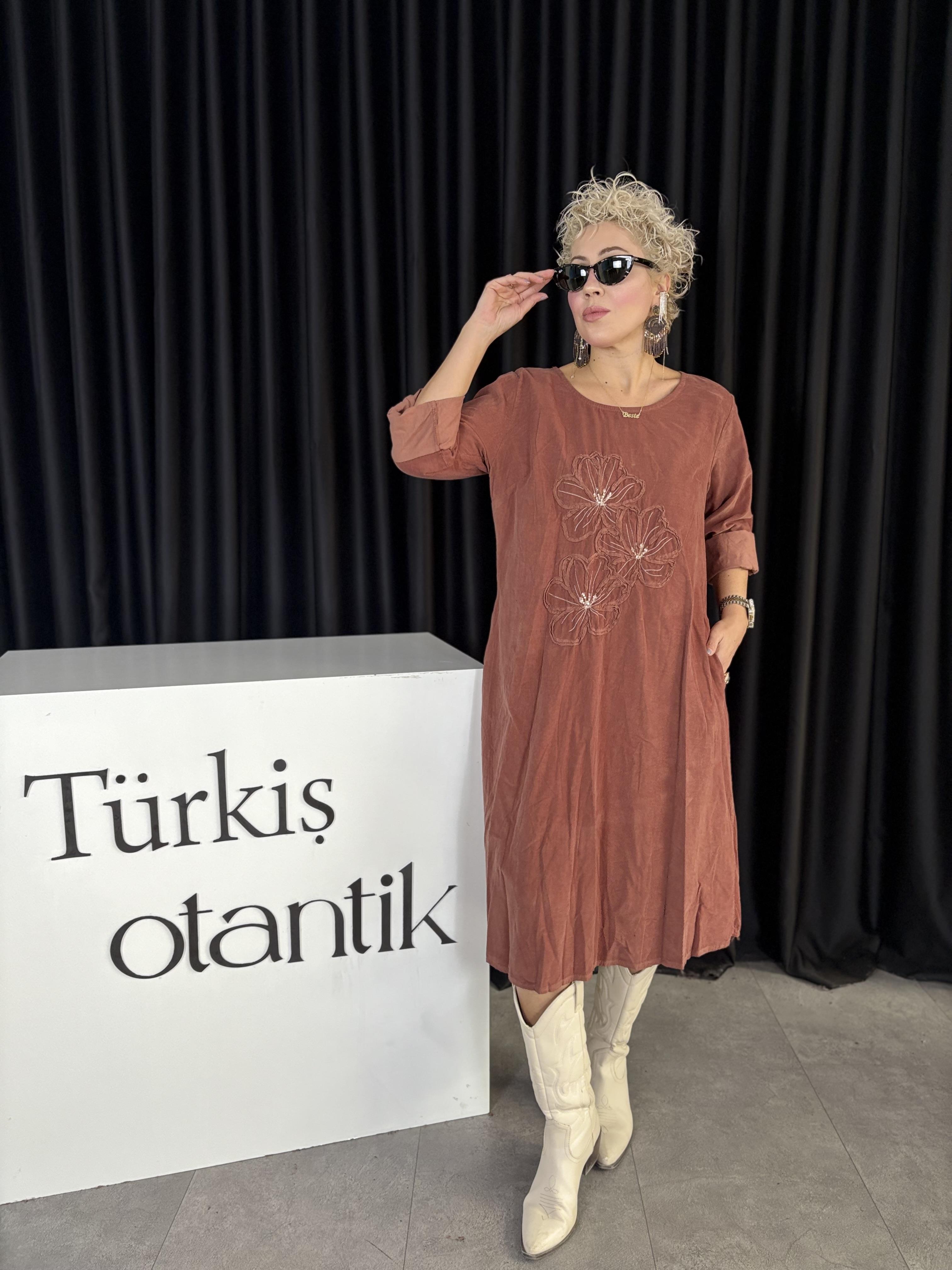 Çiçek Detaylı İtalyan Gül Kurusu Kadife Elbise