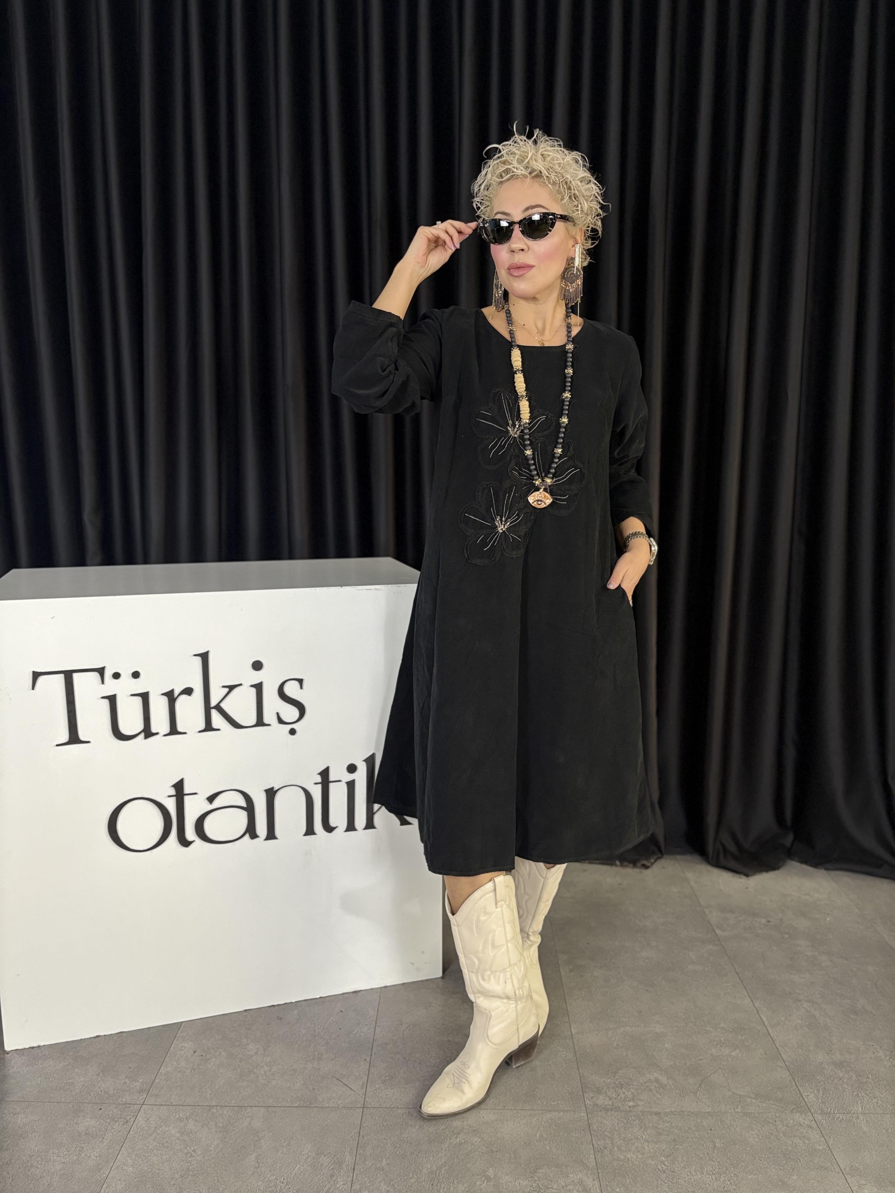 Çiçek Detaylı İtalyan Siyah Kadife Elbise