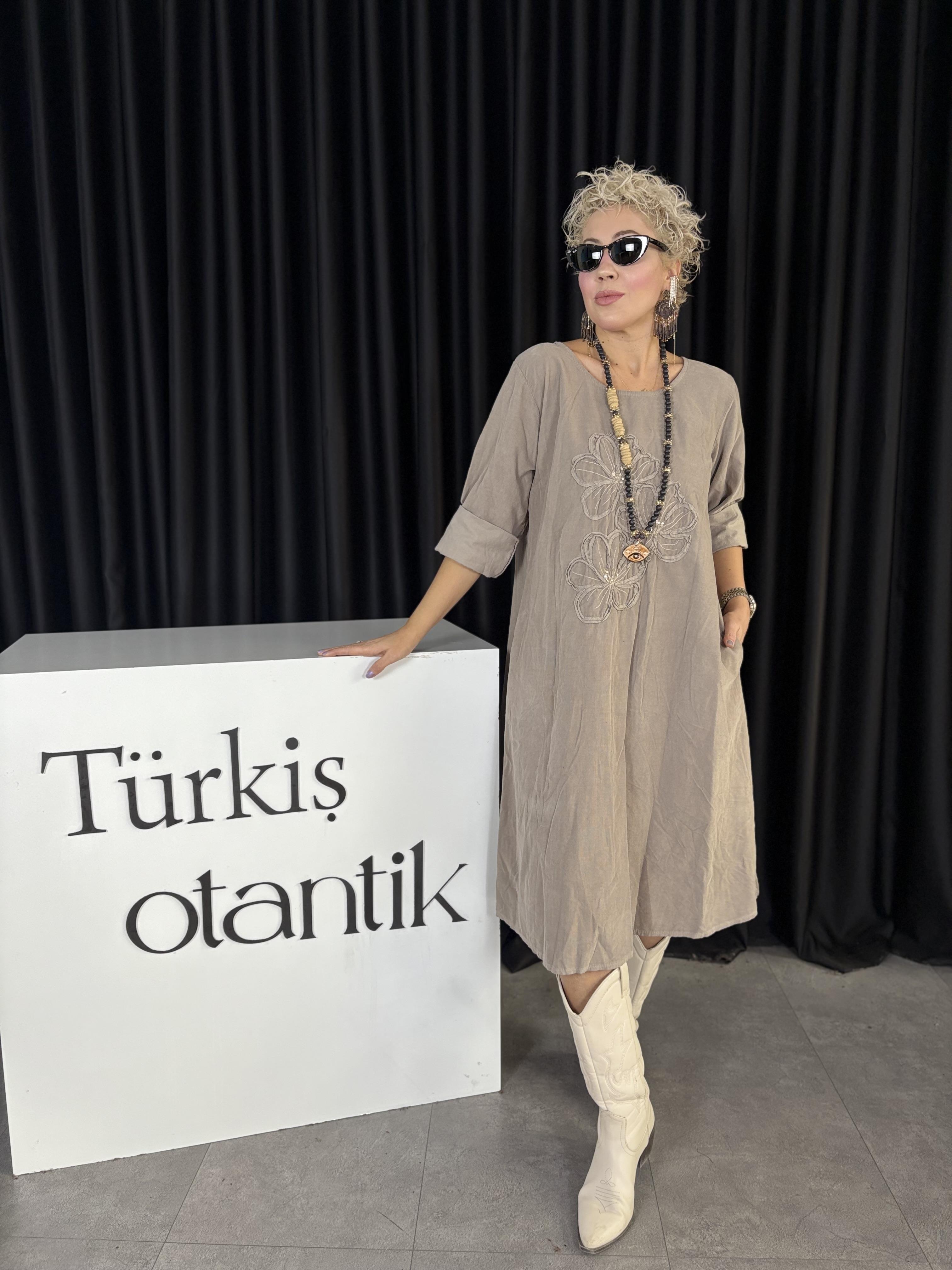 Çiçek Detaylı İtalyan Vizon Kadife Elbise