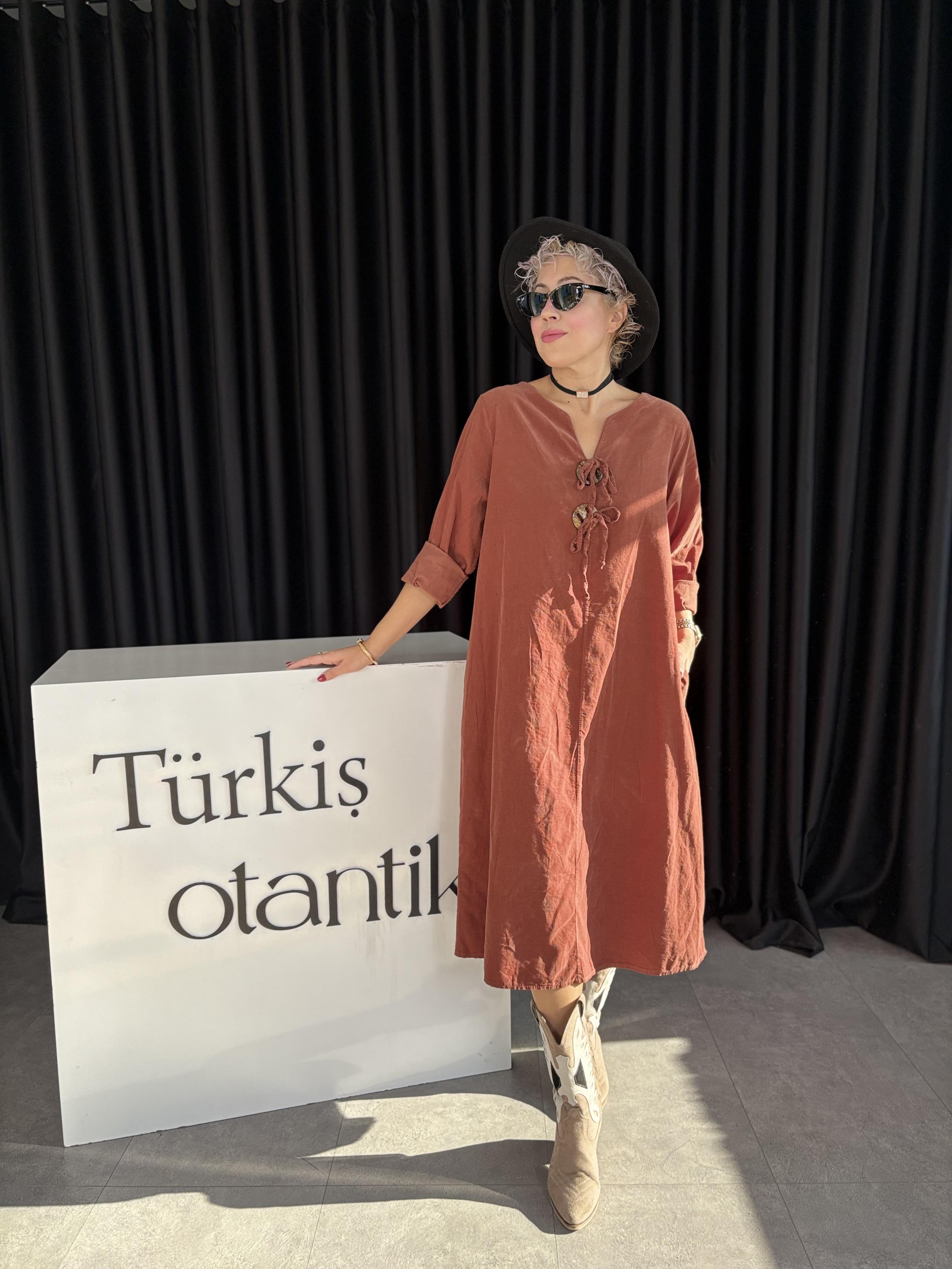 Düğme Detaylı İtalyan Kiremit Kadife Elbise